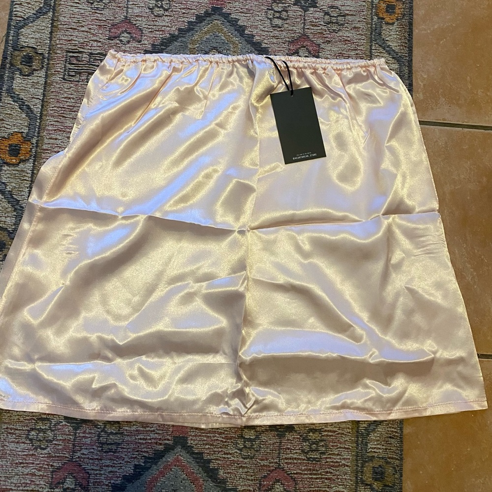 NEVER WORN baby pink silk skirt